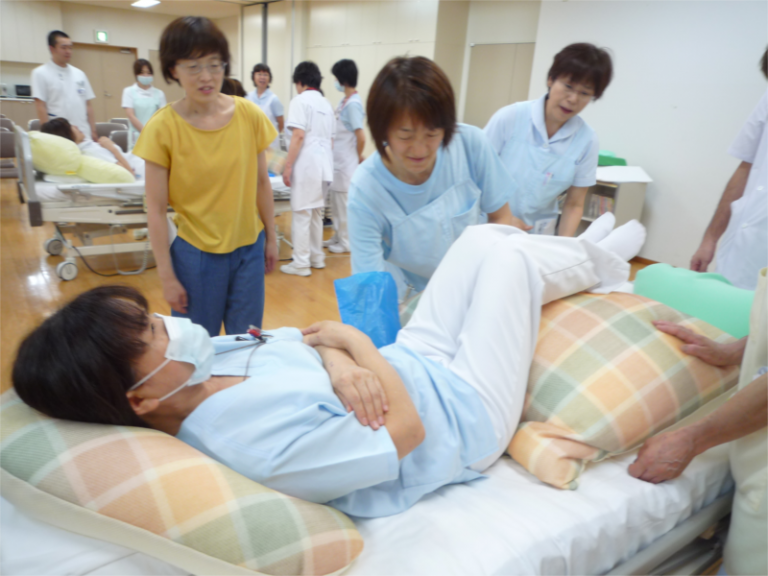 ポジショニングと動きの研修会を行いました 癒しの園 小国町立病院・老人保健施設「温身の郷」・おぐに訪問看護ステーション