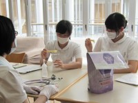 とろみ調理食品の取り扱いについて学ぶ高校生