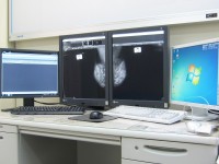 診察室に配備された診断用モニタ。 より鮮明で詳細な画像が瞬時に表示