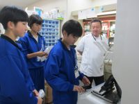 中学生キャリアスタートウイークで薬の分包体験する中学生（令和元年度）